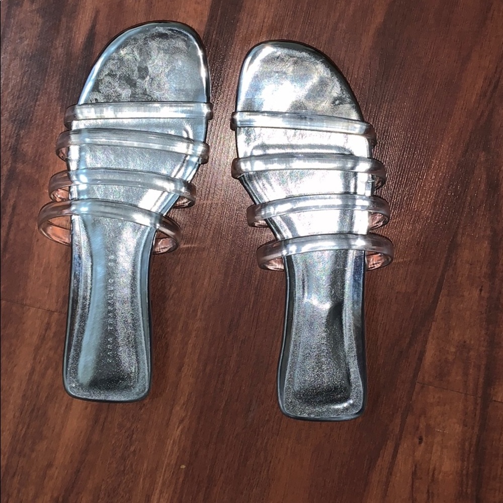 Clear straps slippers